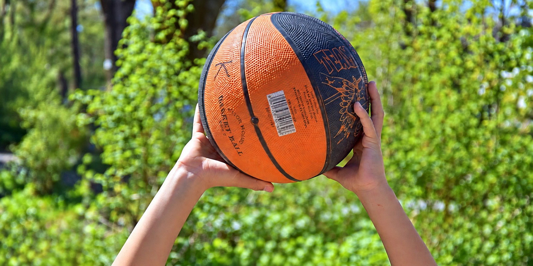 Basketball und erhobene Arme – Sport an unserer Schule
